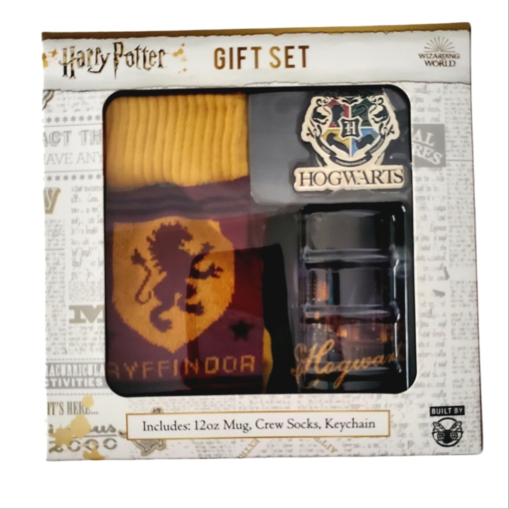 Harry Potter Gift Set Wizarding World Hogwarts Mug Gryffindor Socks Keychain NIB